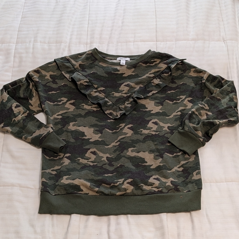 Nine West ladies camouflage sweatshirt with feminine v ruffle size large